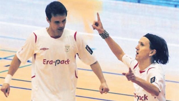 KANONÝ�I. Chrudimský Michal Mare� (vpravo) se raduje ze vst�elené branky. S