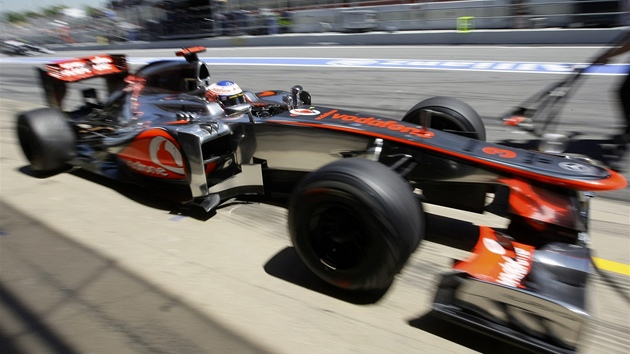 ZA ÚSPCHEM. Jenson Button z týmu McLaren pi tréninku na Velkou cenu