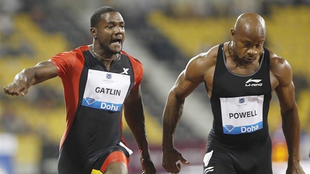 Justin Gatlin (vlevo) a Asafa Powell v b�hu na 100 metr� na mítinku Diamantové