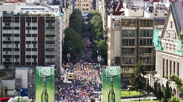 V ULICÍCH METROPOLE. Úastníci Praského maratonu krátce po startu. 