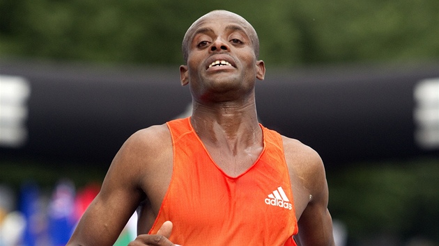 V CÍLI. Praský maraton vyhrál etiopský vytrvalec Deressa Chimsa.