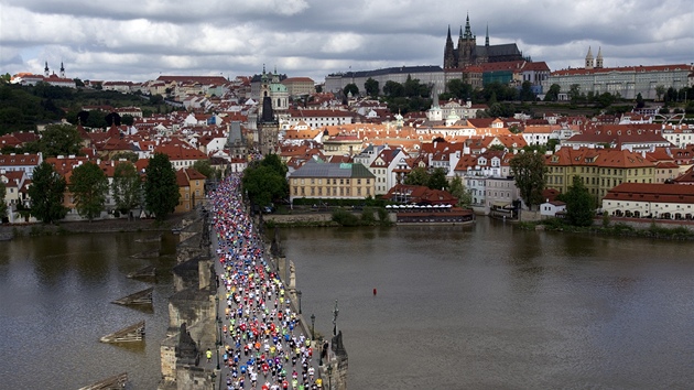 ÚCHVATNÁ KULISA. Praský maraton provedl bce mnoha pozoruhodnými kouty eské