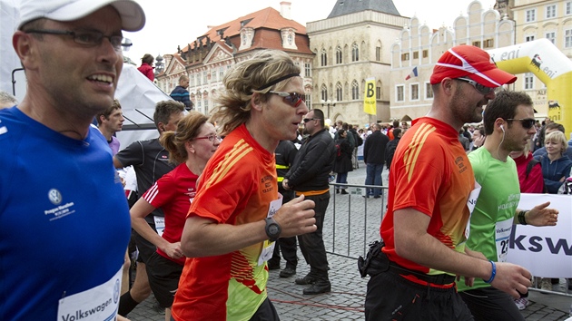 SLAVNÝ FOTBALISTA. Pavel Nedvd na trati Praského maratonu