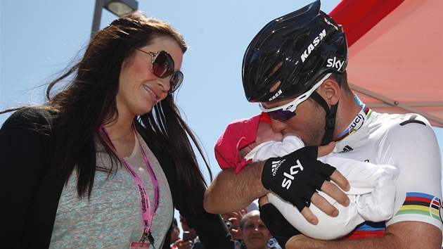 AMPION S NEJBLIÍMI. Mistr svta Mark Cavendish s partnerkou Petou a malou