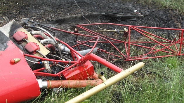 U Českých Budějovic se zřítil lehký vrtulník. V troskách uhořeli dva lidé. 