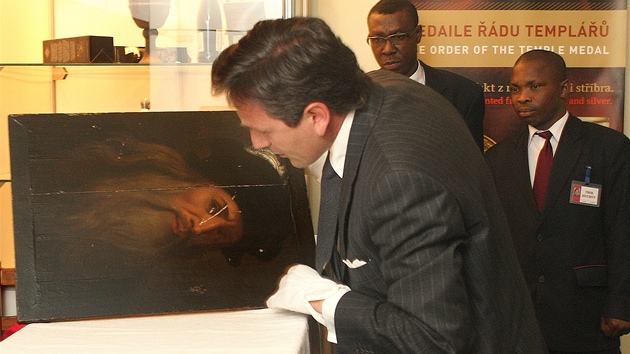 Historik a objevitel da Vinciho portrtu profesor Nicola Barbatelli odn obraz ze zbiroskho zmku. Dlo pak odvezli policist na letit do Prahy, odkud obraz putoval do domovskho muzea v Itlii. 
