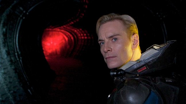 Z filmu Prometheus, Michael Fassbender v roli Davida