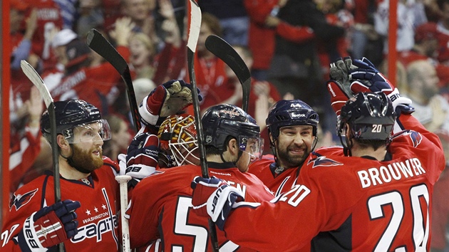 Radost hokejist Washingtonu v zápase s New York Rangers.