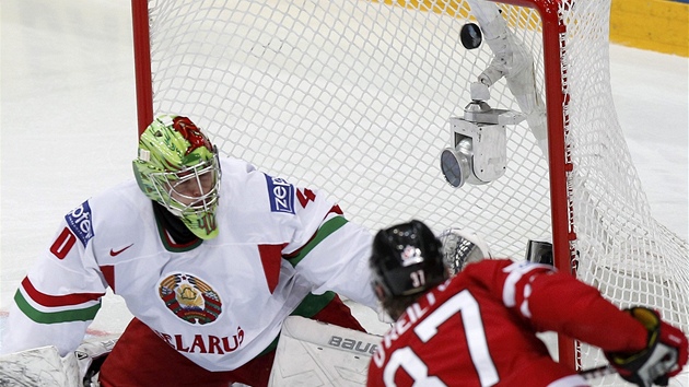 Kanadský hokejista Ryan O'Reilly pekonává bloruského gólmana Dmitrije