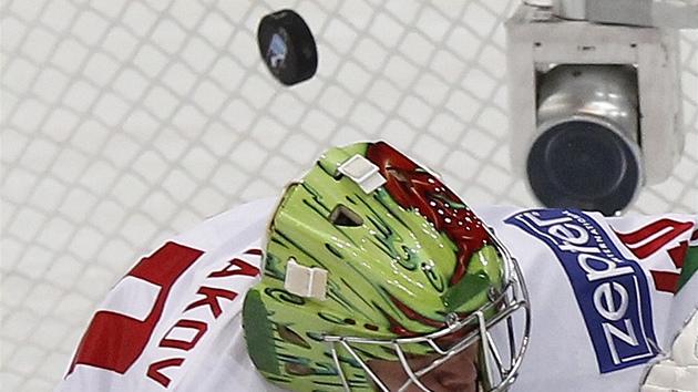 Bloruský gólman Dmitrij Milakov v akci.