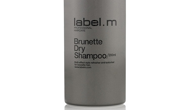 Suchý ampon pro brunetky od label.m je moderní osvova vlas psobící jako...