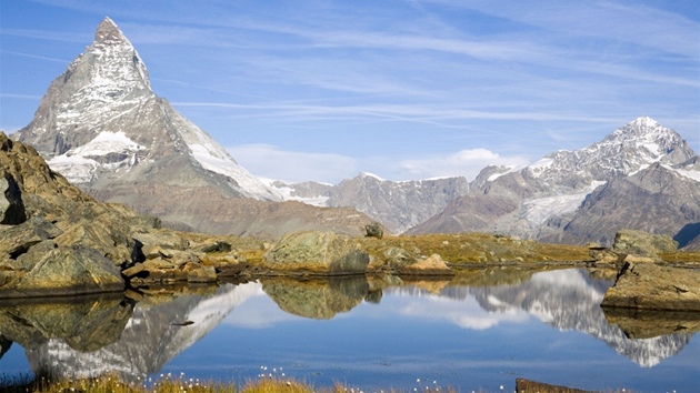 Východní stěna Matterhornu se odráží v jezírku Riffelsee.