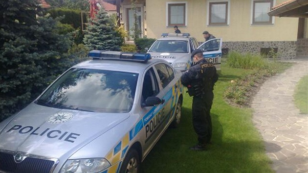 Policie 15. května 2012 prohledává dům šéfky kladenské nemocnice Kateřiny