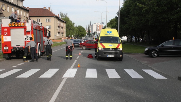 Nehoda v Ladov ulici v Olomouci, pi kter nmstek olomouckho primtora Ivo Vlach (jeho sluebn koda Superb na snmku vpravo) srazil na pechodu pro chodce enu. Chodkyn nehodu nepeila.