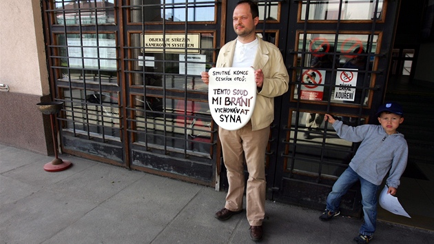 Ale Hodina protestoval se svým synem Karlem ped Okresním soudem v Sokolov.