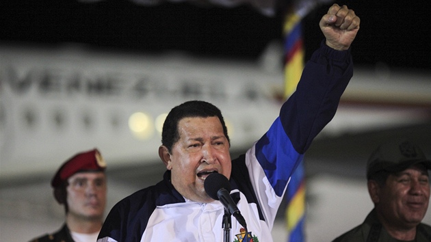 Venezuelský prezident Hugo Chávez �e�ní na leti�ti Simon Bolivar po návratu z