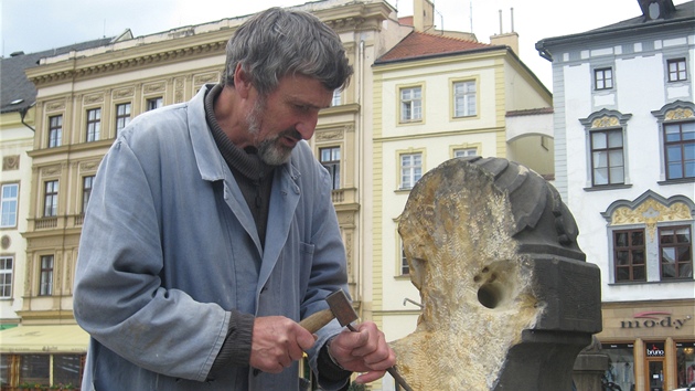 tyi sloupky, ve kterch je ukotven ozdobn etz obepnajc olomouck Sloup Nejsvtj Trojice, nyn opravuje restaurtor. Kvli jejich patnmu stavu toti hrozilo vytren etz.