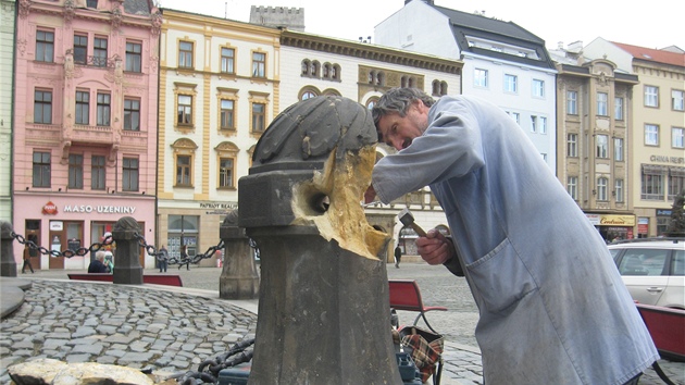 tyi sloupky, ve kterch je ukotven ozdobn etz obepnajc olomouck Sloup Nejsvtj Trojice, nyn opravuje restaurtor. Kvli jejich patnmu stavu toti hrozilo vytren etz.