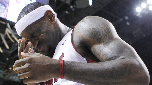 LeBron James z Miami Heat se drí za obliej po úderu od protihráe z New Yorku
