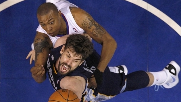 Marc Gasol z Memphisu zakonuje, i kdy má na zádech Carona Butlera z LA