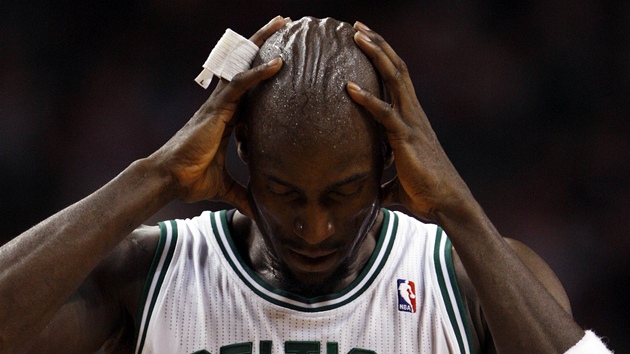 Ztrápený pivoman Kevin Garnett z Bostonu Celtics.