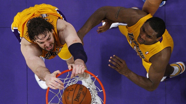 Pau Gasol z LA Lakers smeuje proti Denveru, jistí ho spoluhrá Metta World