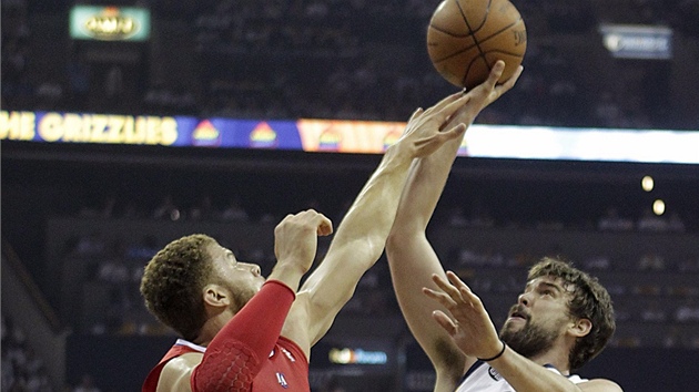 Blake Griffin z LA Clippers fauluje Marca Gasola z Memphisu.