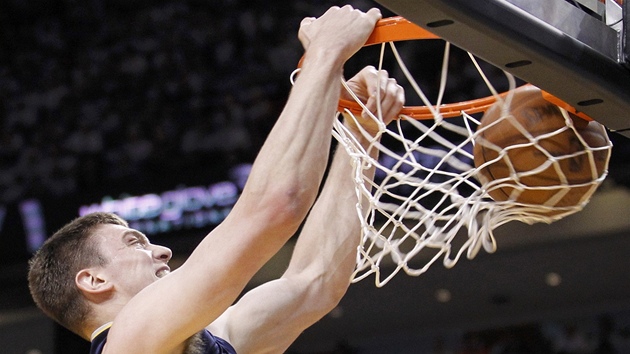 Tyler Hansbrough z Indiany Pacers smeuje.