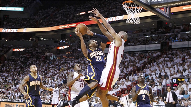 Leandro Barbosa (28) z indiany zakonuje pes Shanea Battiera z Miami.