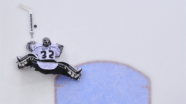 Jonathan Quick z Los Angeles zasahuje v utkání s Phoenixem.