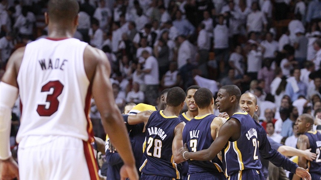 Basketbalisté Indiany Pacers slaví výhru na palubovce Miami Heat. P�ihlí�í tomu