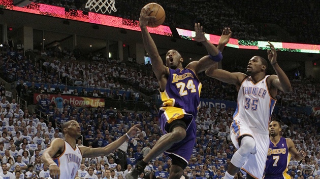 Kobe Bryant z LA Lakers zajonuje mezi Russellem Westbrookem (vlevo) a Kevinem