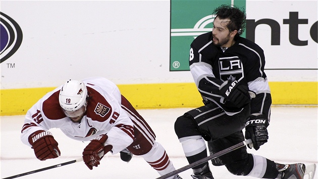 Drew Doughty (vpravo) z Los Angeles ve stetu se Shanem Doanem z Phoenixu.