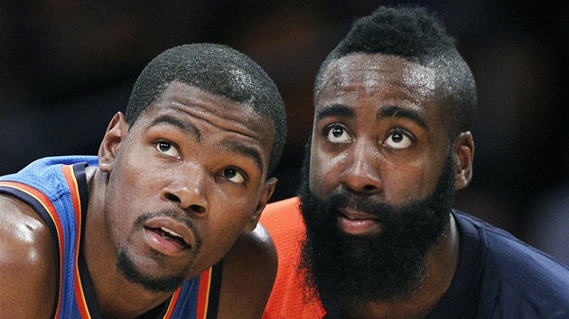 Kevin Durant (vlevo) a James Harden z Oklahoma City Thunder