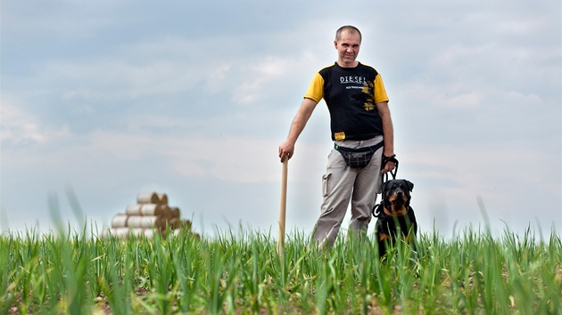 Farm Pavel Re pstuje esk esnek. V dob sklizn chod po poli s rotvajlerem a sukovic, aby mu ho lid nerozkradli.