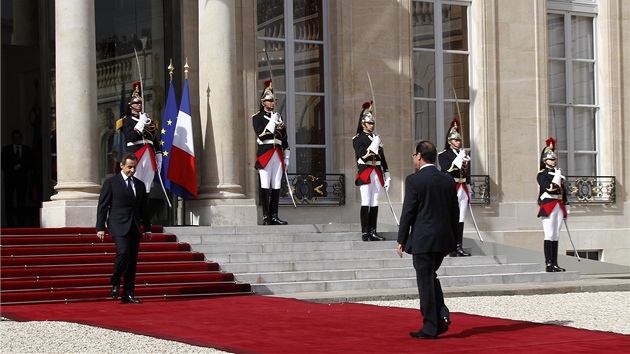 Symbolick vmna. Odchzejc Nicolas Sarkozy vt nastupujcho Franoise Hollanda. (15. kvtna 2012)