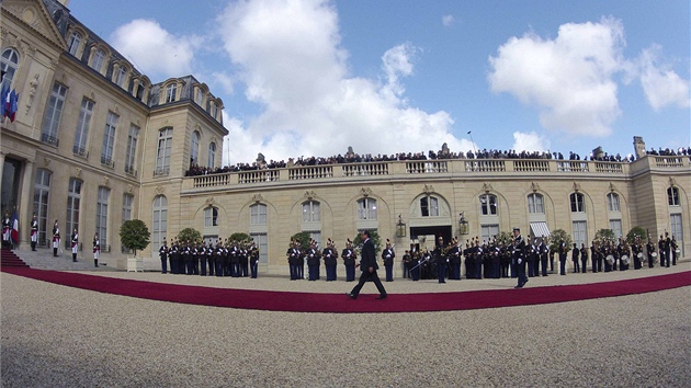 U jen pár metr. François Hollande vstupuje do Elysejského paláce (15. kvtna