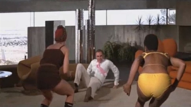 Záb�r z filmu Diamanty jsou v��né. Souboj Seana Conneryho s dv�ma dívkami,