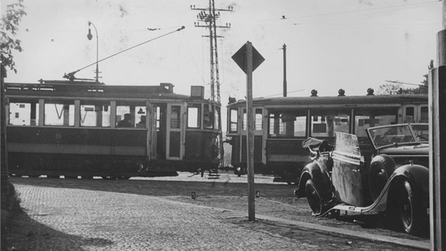 Německý situační snímek „libeňské zatáčky“ v Praze 8, který vznikl při rekonstrukci. Heydrichův mercedes stojí v levé části snímku. Před ním je tramvaj č. 3 a červeně je nově zakreslena tramvaj č. 14.