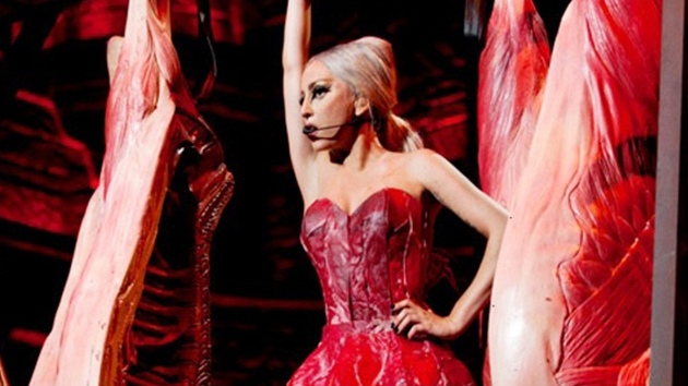 Lady Gaga v umlch atech z masa (14. kvtna 2012)