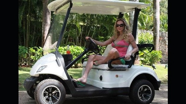 Golfový vozík, který moderátorka Martina Gavriely využívala k jízdě v rámci luxusního resortu Casa de Campo.