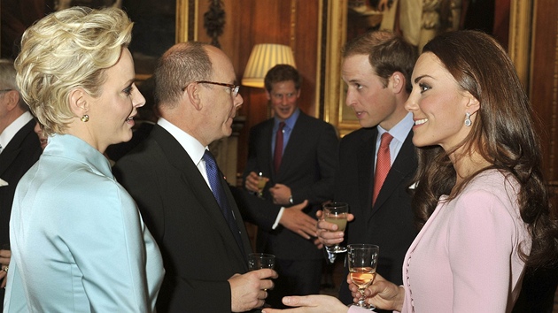 Monacký kníže Albert II. a jeho manželka Charlene, britský princ William a jeho manželka Catherine 