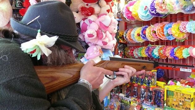 Tradiní svatojánskou pou ve áru nad Sázavou zpestili recesisté, kteí