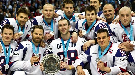 STÍBRO DO NEBE. Sloventí hokejisté v dresech se jménem Pavola Demitry pózují