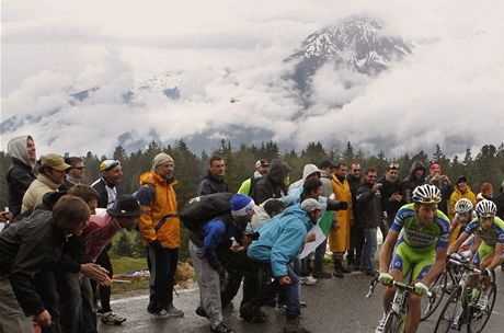 POD ALPSKÝMI TÍTY. Cyklisté Liquigasu se drápají na obávaný vrchol Mortirolo. 