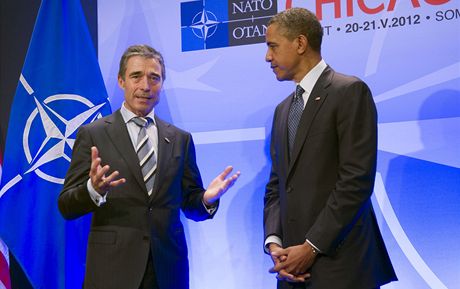 éf NATO Anders Fogh Rasmussen a americký prezident Barack Obama na summitu v