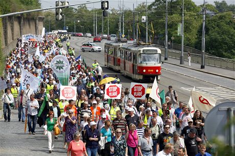 17. listopadu vyjdou odborái s aktivisty do ulic a budou protestovat proti "rozvracení státu a ztrát sociálních jistot". Naposledy demonstrovali letos v dubnu proti reformám vlády.