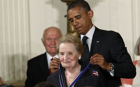 Bývalá americká ministryn zahranií Madeleine Albrightová s americkým prezidentem Barackem Obamou.