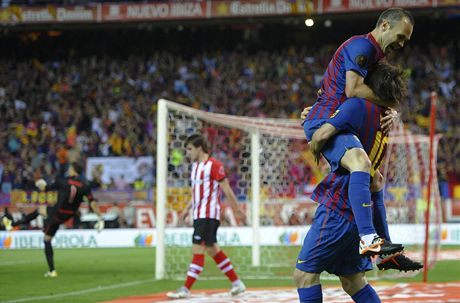 JE TO TAM! Lionel Messi (vpravo) a Andres Iniesta se radují z Messiho gólu do