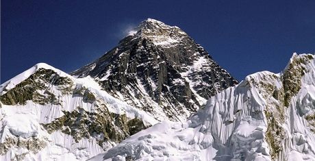 8 850 METR. Na vrchol Mount Everestu, nejvyí hory svta, vystoupily stovky lidí, mezi nimi i deset ech.